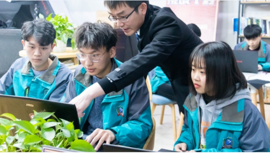 新華電腦教育:帶薪實(shí)訓(xùn),邊拿薪水邊學(xué)習(xí)