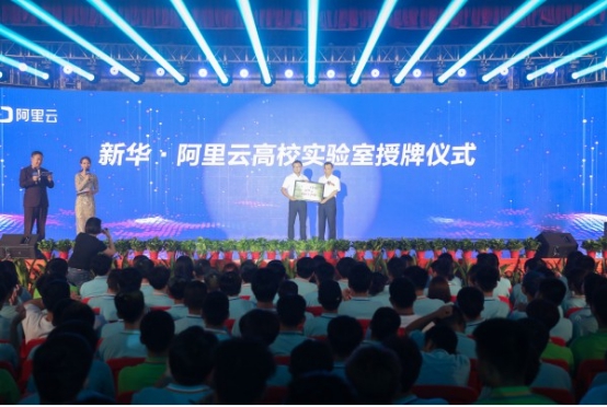 新華電腦教育:帶薪實(shí)訓(xùn),邊拿薪水邊學(xué)習(xí)